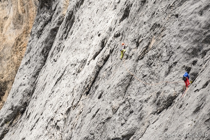 Federica Mingolla, Via Attraverso il Pesce, Marmolada, Dolomiti - Arrampicando insieme a Roberto Conti, il 17 luglio Federica Mingolla effettua la prima femminile da capocordata della Via Attraverso il Pesce, parete sud della Marmolada, Dolomiti