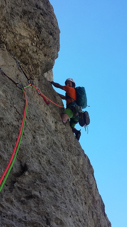 Sigaro Dones, Grignetta, Torvagando for Nepal - Gianpietro Todesco sul traverso durante la ripetizione della via Rizieri, Sigaro Dones, Grignetta, iniseme a Annalisa Fioretti