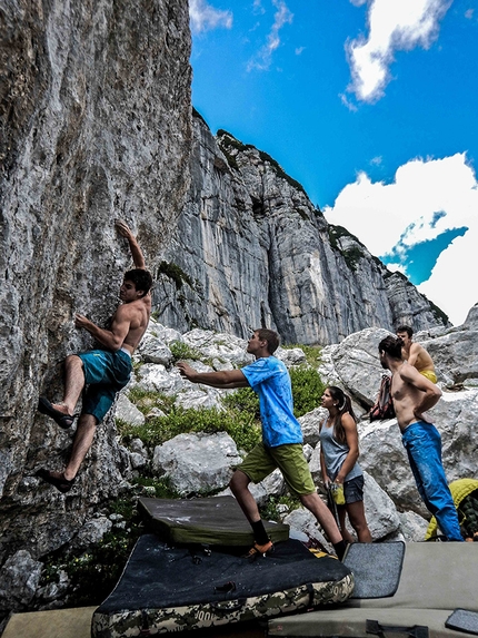 Bila Pec, boulder, Sella Nevea, Alpi Giulie, Friuli - Davide Gaeta contro Shoulder Contest 7a+