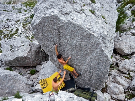 Bila Pec, boulder, Sella Nevea, Alpi Giulie, Friuli - Luca Bacer sui boulder di Bila Pec