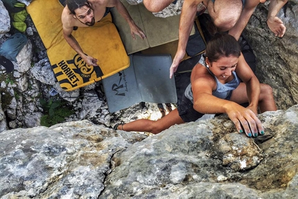 Bila Pec, boulder, Sella Nevea, Alpi Giulie, Friuli - Eva Scroccaro su Nevee Outdoor Test 7b