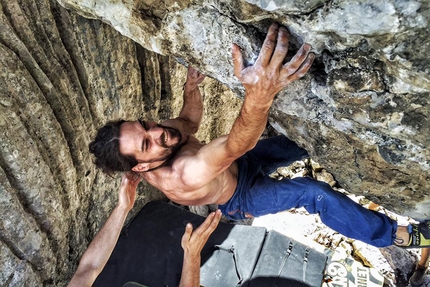 Bila Pec, boulder, Sella Nevea, Alpi Giulie, Friuli - Gabriele Gorobey su Nevee Outdoor Test 7b