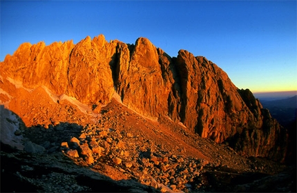 Gran Sasso d'Italia - La parete Est del Corno Piccolo all'alba