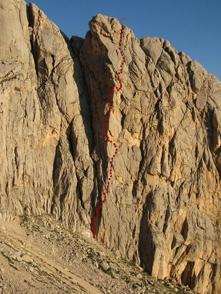 Gran Sasso d'Italia - Tracciato della via Spigolo a destra della Crepa parete Est del Corno Piccolo