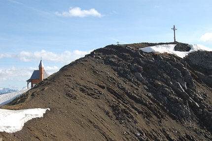 Alta Via della Grande Guerra nelle Dolomiti - Cratere della mina italiana in cima al Col di Lana. Chiesetta sullo sfondo