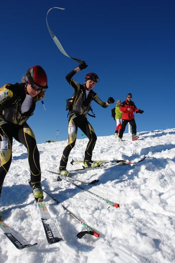 22° Pierra Menta - Cambio pelli per Francesca Martinelli e Roberta Pedranzini che sfoggia la sciabolata più bella sulla Légette du Mirantin (2353m).