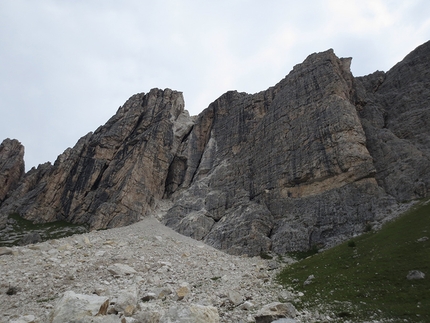 Mondeval, Lastoni di Formin, Dolomites, alpinismo - The rockfall between the III and IV Bastione di Mondeval, Gruppo dei Lastoni di Formin, Dolomites