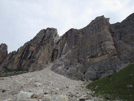 Mondeval, Lastoni di Formin, Dolomiti, alpinismo - La frana tra il Terzo e Quarto Bastione di Mondeval nel gruppo dei Lastoni di Formin, Dolomiti.