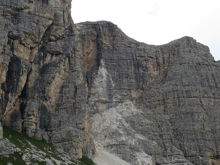 Mondeval, Lastoni di Formin, Dolomiti, alpinismo - La frana tra il Terzo e Quarto Bastione di Mondeval nel gruppo dei Lastoni di Formin, Dolomiti.