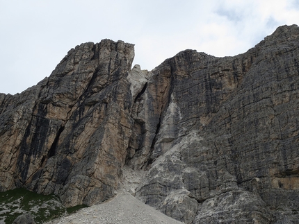 Mondeval, Lastoni di Formin, Dolomiti, alpinismo - La frana tra il Terzo e Quarto Bastione di Mondeval nel gruppo dei Lastoni di Formin, Dolomiti.