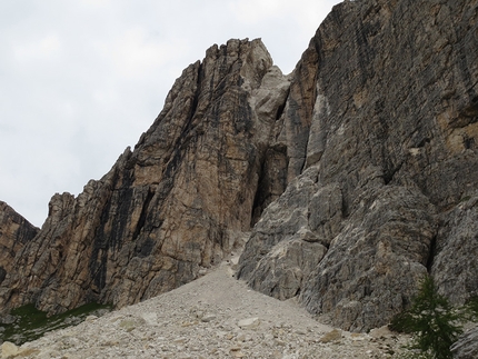 Mondeval, Lastoni di Formin, Dolomiti, alpinismo - La frana tra il Terzo e Quarto Bastione di Mondeval nel gruppo dei Lastoni di Formin, Dolomiti.