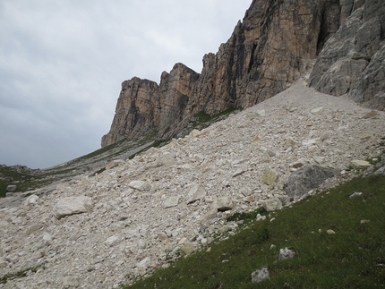 Mondeval, Lastoni di Formin, Dolomites, alpinism - The rockfall between the III and IV Bastione di Mondeval, Gruppo dei Lastoni di Formin, Dolomites