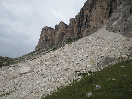 Mondeval, Lastoni di Formin, Dolomiti, alpinismo - La frana tra il Terzo e Quarto Bastione di Mondeval nel gruppo dei Lastoni di Formin, Dolomiti.