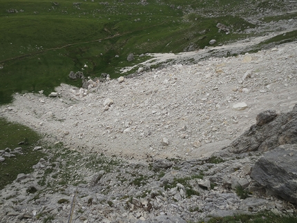 Mondeval, Lastoni di Formin, Dolomites, alpinism - The rockfall between the III and IV Bastione di Mondeval, Gruppo dei Lastoni di Formin, Dolomites