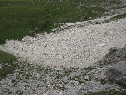 Mondeval, Lastoni di Formin, Dolomiti, alpinismo - La frana tra il Terzo e Quarto Bastione di Mondeval nel gruppo dei Lastoni di Formin, Dolomiti.