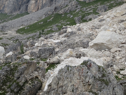 Mondeval, Lastoni di Formin, Dolomiti, alpinismo - La frana tra il Terzo e Quarto Bastione di Mondeval nel gruppo dei Lastoni di Formin, Dolomiti.