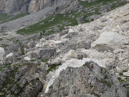 Mondeval, Lastoni di Formin, Dolomites, alpinism - The rockfall between the III and IV Bastione di Mondeval, Gruppo dei Lastoni di Formin, Dolomites