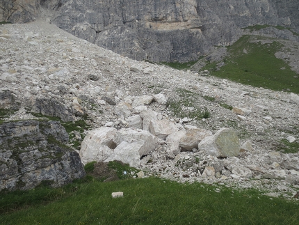 Mondeval, Lastoni di Formin, Dolomiti, alpinismo - La frana tra il Terzo e Quarto Bastione di Mondeval nel gruppo dei Lastoni di Formin, Dolomiti.