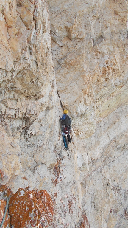 Via Delirio Giallo, Torre Prosser, Cestün, Sasso delle Dieci, Cunturines, Dolomiti, Walter Polidori - Via Delirio Giallo, Torre Prosser, Sasso delle Dieci: la partenza nel diedro giallo