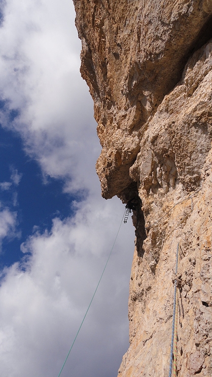 Via Delirio Giallo, Torre Prosser, Cestün, Sasso delle Dieci, Cunturines, Dolomiti, Walter Polidori - Via Delirio Giallo, Torre Prosser, Sasso delle Dieci: strapiombo a S