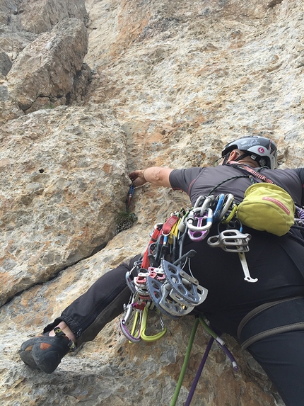 Bastava un Piumino, Brenta Dolomites, Val d'Ambiez, Andrea Simonini, Gianluca Beliamoli - Bastava un Piumino, Brenta Dolomites: Gianluca Beliamoli at the start of the crack on pitch 2