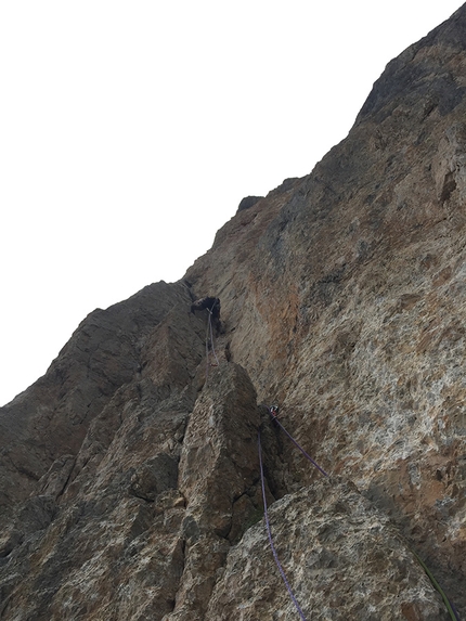 Bastava un Piumino, Brenta Dolomites, Val d'Ambiez, Andrea Simonini, Gianluca Beliamoli - Bastava un Piumino, Brenta Dolomites: Gianluca Beliamoli climbing pitch 2