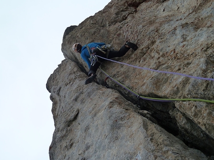 Bastava un Piumino, Brenta Dolomites, Val d'Ambiez, Andrea Simonini, Gianluca Beliamoli - Bastava un Piumino, Brenta Dolomites: Andrea Simonini on the spectacular off-width crack on pitch 4