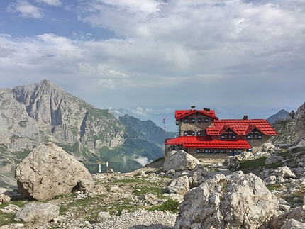 Bastava un Piumino, Brenta Dolomites, Val d'Ambiez, Andrea Simonini, Gianluca Beliamoli - Bastava un Piumino, Brenta Dolomites: Rifugio Agostini