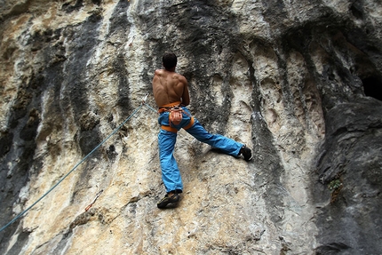 Wormhole 8c+ falesia Tarzan Wall - Andrea De Giacometti su Wormhole 8c+ nella falesia di Tarzan Wall (Sanzan, Quero - BL)