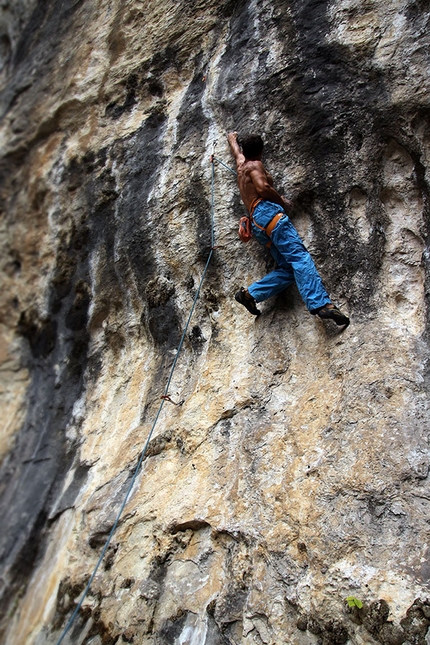 Wormhole 8c+ falesia Tarzan Wall - Andrea De Giacometti su Wormhole 8c+ nella falesia di Tarzan Wall (Sanzan, Quero - BL)