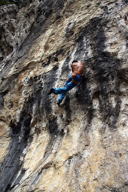 Wormhole 8c+ falesia Tarzan Wall - Andrea De Giacometti su Wormhole 8c+ nella falesia di Tarzan Wall (Sanzan, Quero - BL)