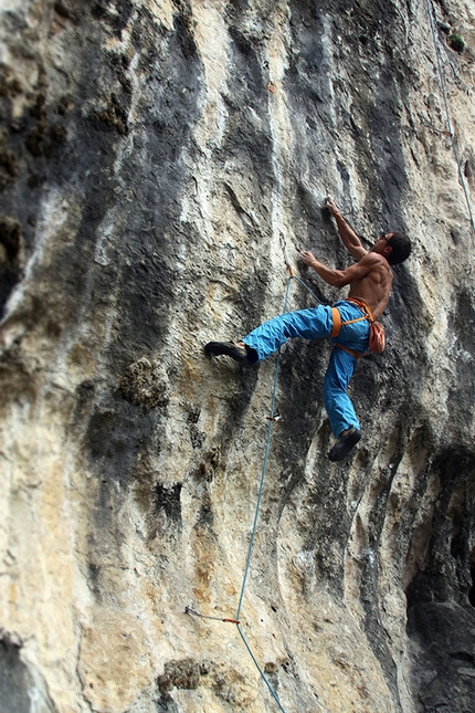 Wormhole 8c+ falesia Tarzan Wall - Andrea De Giacometti su Wormhole 8c+ nella falesia di Tarzan Wall (Sanzan, Quero - BL)