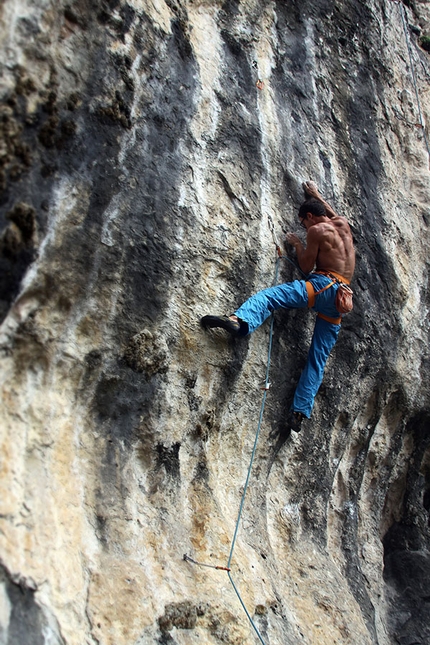 Wormhole 8c+ falesia Tarzan Wall - Andrea De Giacometti su Wormhole 8c+ nella falesia di Tarzan Wall (Sanzan, Quero - BL)