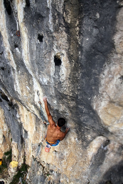 Wormhole 8c+ falesia Tarzan Wall - Andrea De Giacometti su Wormhole 8c+ nella falesia di Tarzan Wall (Sanzan, Quero - BL)