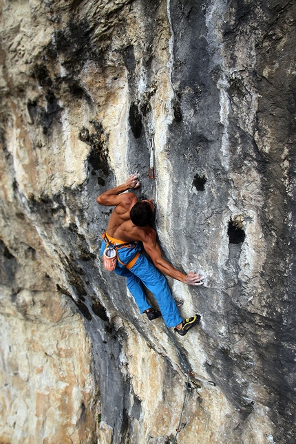 Wormhole 8c+ falesia Tarzan Wall - Andrea De Giacometti su Wormhole 8c+ nella falesia di Tarzan Wall (Sanzan, Quero - BL)