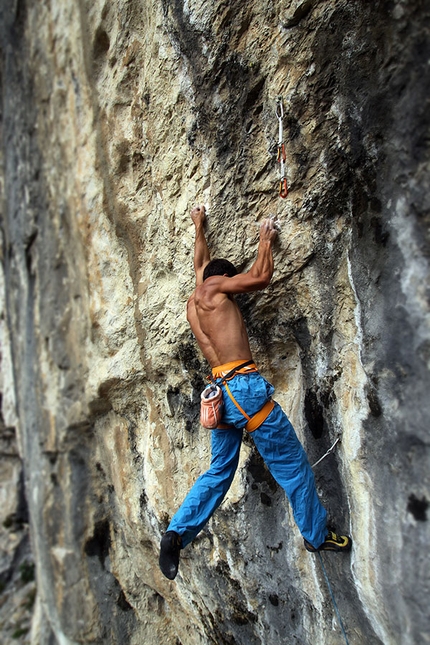 Wormhole 8c+ falesia Tarzan Wall - Andrea De Giacometti su Wormhole 8c+ nella falesia di Tarzan Wall (Sanzan, Quero - BL)