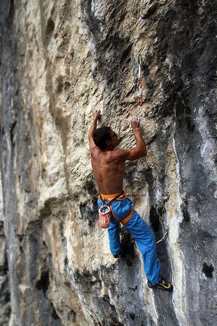 Wormhole 8c+ falesia Tarzan Wall - Andrea De Giacometti su Wormhole 8c+ nella falesia di Tarzan Wall (Sanzan, Quero - BL)