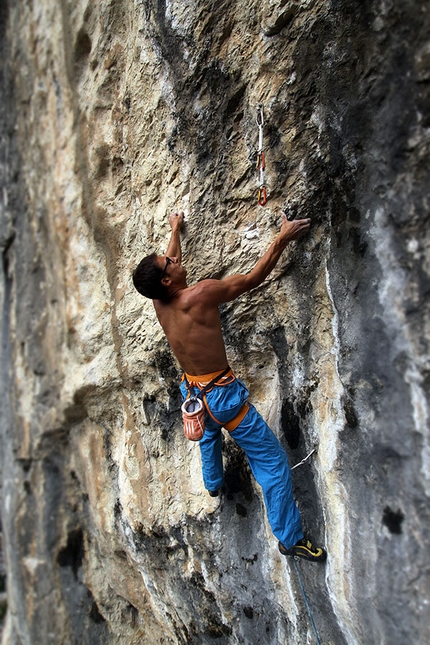 Wormhole 8c+ falesia Tarzan Wall - Andrea De Giacometti su Wormhole 8c+ nella falesia di Tarzan Wall (Sanzan, Quero - BL)