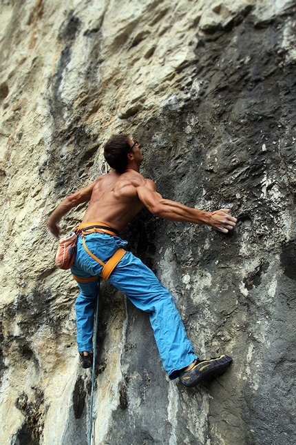 Wormhole 8c+ falesia Tarzan Wall - Andrea De Giacometti su Wormhole 8c+ nella falesia di Tarzan Wall (Sanzan, Quero - BL)