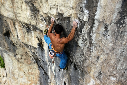 Wormhole 8c+ falesia Tarzan Wall - Andrea De Giacometti su Wormhole 8c+ nella falesia di Tarzan Wall (Sanzan, Quero - BL)