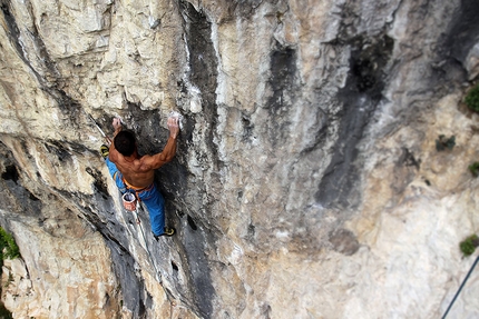 Wormhole 8c+ falesia Tarzan Wall - Andrea De Giacometti su Wormhole 8c+ nella falesia di Tarzan Wall (Sanzan, Quero - BL)