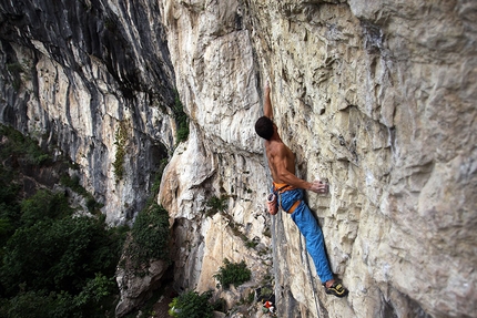 Wormhole 8c+ falesia Tarzan Wall - Andrea De Giacometti su Wormhole 8c+ nella falesia di Tarzan Wall (Sanzan, Quero - BL)