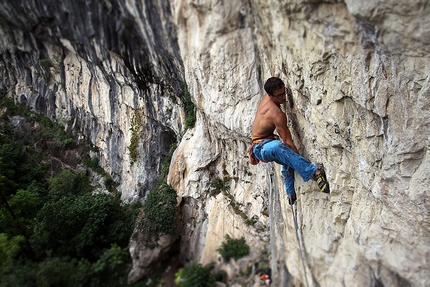 Wormhole 8c+ per Andrea De Giacometti nella falesia Tarzan Wall