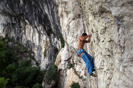 Wormhole 8c+ falesia Tarzan Wall - Andrea De Giacometti su Wormhole 8c+ nella falesia di Tarzan Wall (Sanzan, Quero - BL)