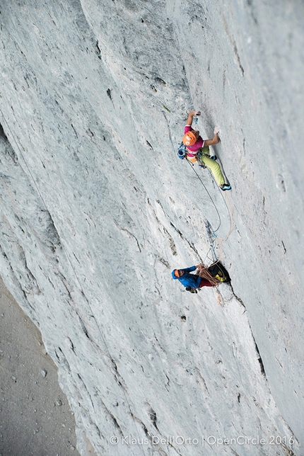 Federica Mingolla, Via Attraverso il Pesce, Marmolada, Dolomiti - Federica Mingolla, asssicurata da Roberto Conti, il 17 luglio 2016 mentre effettua la prima femminile da capocordata della Via Attraverso il Pesce, parete sud della Marmolada, Dolomiti 