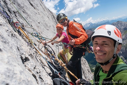 Federica Mingolla, Via Attraverso il Pesce, Marmolada, Dolomiti - Federica Mingolla, Klaus dell'Orto e Pietro Bagnara sulla Via Attraverso il Pesce, parete sud della Marmolada, Dolomiti, arrampicando insieme a Roberto Conti il 17 luglio 2016.