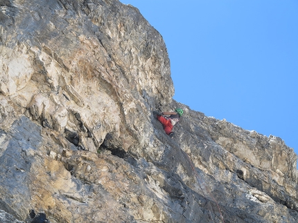  Renegade, Primo Spigolo Tofana di Rozes, Dolomiti - Durante la prima salita di Renegade, Primo Spigolo Tofana di Rozes in Dolomiti (VIII-, 330m, Iwan Canins, Peter Moser)