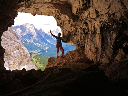  Renegade, Primo Spigolo Tofana di Rozes, Dolomiti - Durante la prima salita di Renegade, Primo Spigolo Tofana di Rozes in Dolomiti (VIII-, 330m, Iwan Canins, Peter Moser)