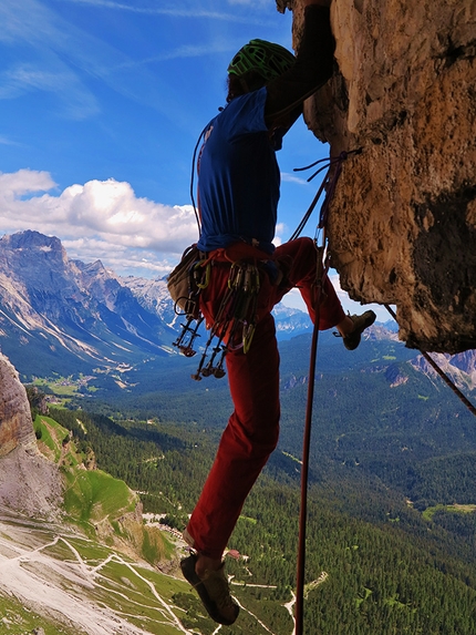  Renegade, Primo Spigolo Tofana di Rozes, Dolomites - During the first ascent of Renegade, Primo Spigolo Tofana di Rozes, Dolomites (VIII-, 330m, Iwan Canins, Peter Moser)