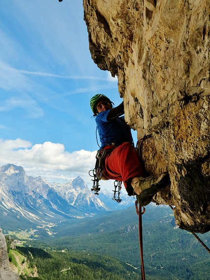  Renegade, Primo Spigolo Tofana di Rozes, Dolomites - During the first ascent of Renegade, Primo Spigolo Tofana di Rozes, Dolomites (VIII-, 330m, Iwan Canins, Peter Moser)